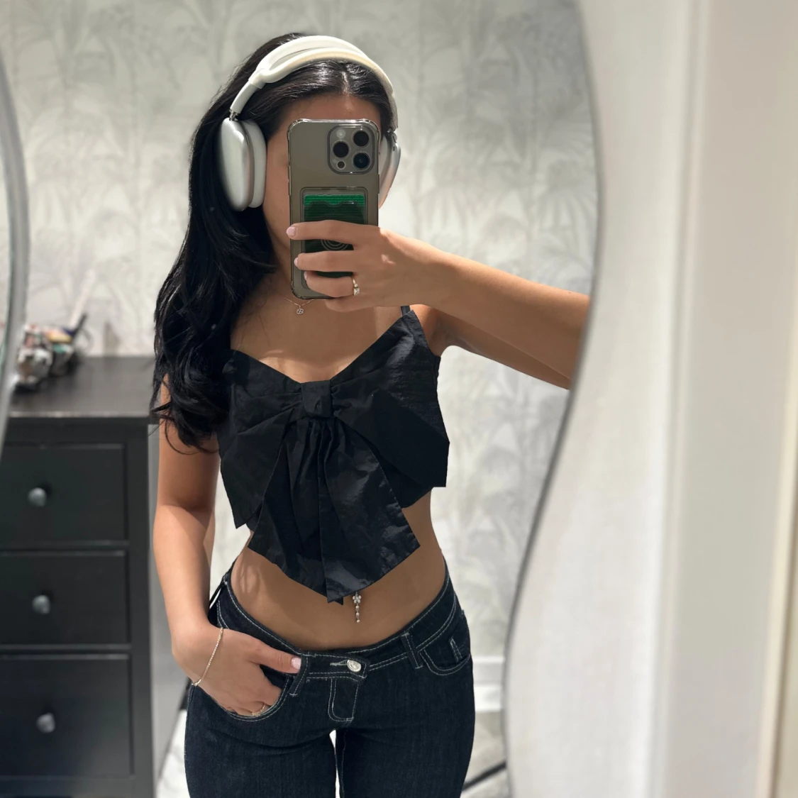 Svart croppad topp med rosett