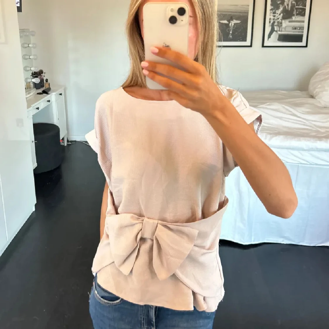 Beige blus med stor rosett från H&M