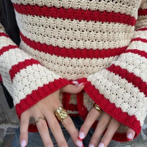 Stickad tröja - Säljer dendär skitcoola stickade tröjan som är vidare vid armarna och öppen i ryggen. Köpt helt ny och därför säljs lite dyrare (köpt för 900 danska kronor) 