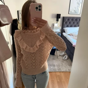 Stickad volangtröja från Zara  - Supersöt stickad tröja från Zara i ljusrosa med volangdetalj längs halsringningen. I mycket bra skick!💕