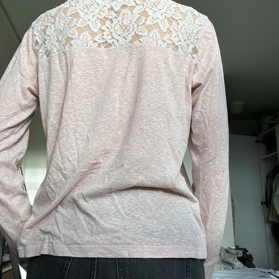 Ljusrosa långärmad topp med spetsdetaljer - 1