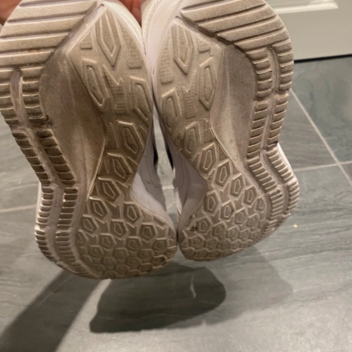 Vita Nike sneakers med svart swoosh - 4