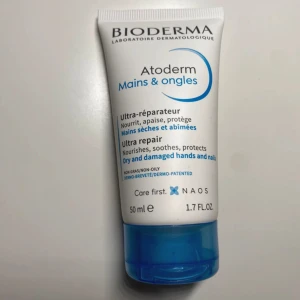 Bioderma Atoderm handkräm 50 ml - Bioderma Atoderm Mains & Ongles är en reparerande handkräm i vit tub med blått lock. Krämen är speciellt framtagen för torra och skadade händer och naglar, absorberas snabbt och stärker naglarna. Tuben rymmer 50 ml och är smidig att ta med i väskan.