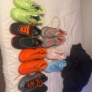 Basketskor - Säljer flera par basketskor då jag har slutat spela alla skor är i mycket bra skick. Du kan självklart köpa bara en sko. Skorna är: lebron 20nxxt gen storlek 44-500kr (de limegröna) lebron 20 (de röd svarta) storlek 44-700kr harden vol 7 storlek 44 -400(de orangea) ae 1 storlek 44-800kr ( de chromeaktiga med orange sko snöre) Giannis immortality 2 storlek 44-250 ( de gråa i vänstra hörnet) kd 17 storlek 45-900 ( de rosa o blåa) inget är skrivet i sten och priset kan ändras vid snabb affär