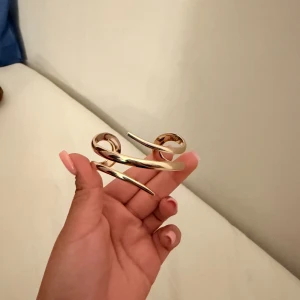 En fin armband  - En vanlig armband, jättebra material och använt den ganska lite.