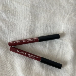 Sephora Lip liner Deep Brown - Två mini läppennor från Sephora i nyansen mörkröd. Dem är använda några ggr. Båda för 100kr