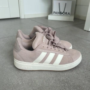 Sneakers  - Säljer dessa supersnygga skorna från adidas då dom inte kommer till användning! Endast använda 1 gång💗