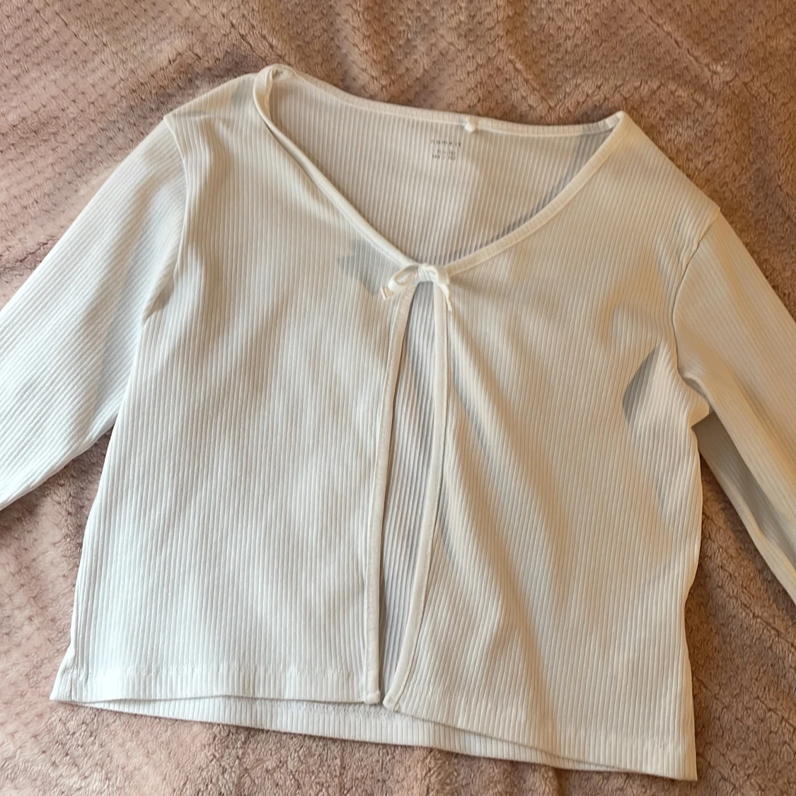 Vit tunn kofta med rosett - 1