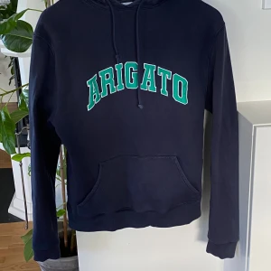 Mörkblå hoodie Axel Arigato - Superfin och snygg hoodie!  Mycket fint skick!  Superskön!  Grymt material!  Finns en halvmilimeter litet ”jack” se sista bilden. ( den syns ej)  Det står ”menswear” men här hemma är det min dotter som har använt den. Så den passar både kille och tjej.  