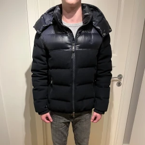 Ralph Lauren jacka  - Säljer en riktigt eftertraktad och limiterad Raffe jacka! | Mycket fint skick skulle säga att den nästan är som ny, på bilden är det lite damm som syns bara! | Ställ gärna frågor innan du köper!