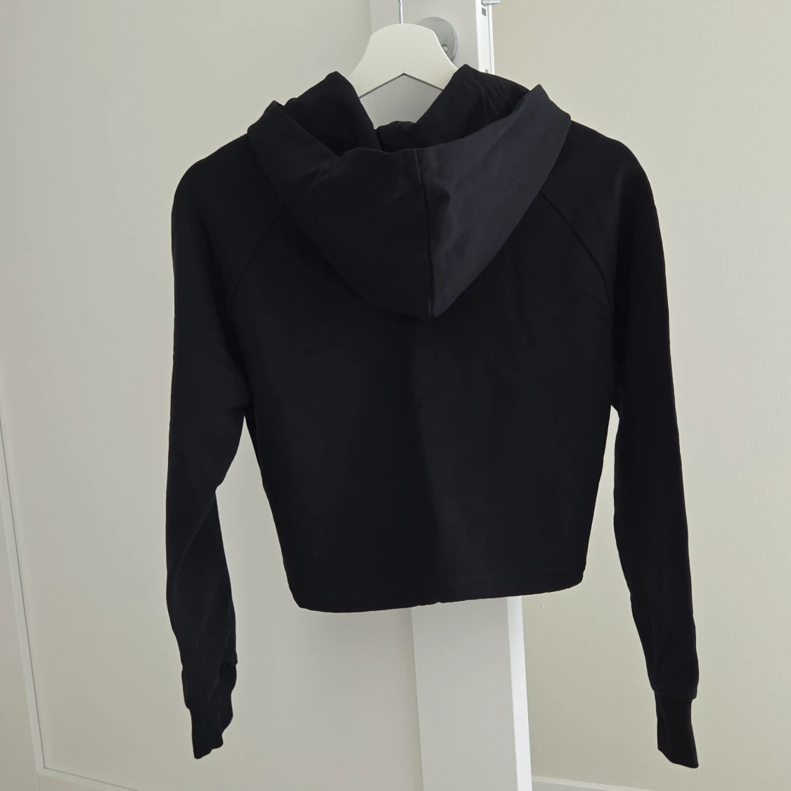 Svart croppad hoodie från ICANIWILL - 1