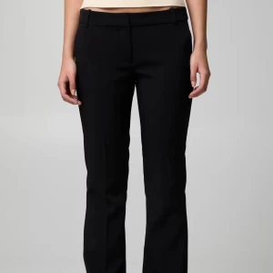 Svarta kostymbyxor med bootcut - Snygga svarta kostymbyxor med bootcut och låg midja från bikbok modell Vera. Storlek 40 sitter som 38 på mig men har blivit lite stora nu så en större 38? Skulle inte säga att de är en klar 40 men passar säkert! 🩷 ny pris 499kr 