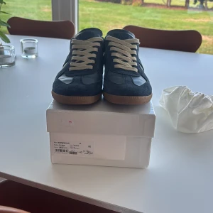 Maison margiela skor - Säljer nu dessa blåa masion margiela skor! Köpta på farfetch vilket är en hemsida som säljer genuina skor. Skorna är i princip aldrig använda och är i ett fantastiskt skick. Dustbags och lådan kommer med. Pris kan såklart diskuteras!