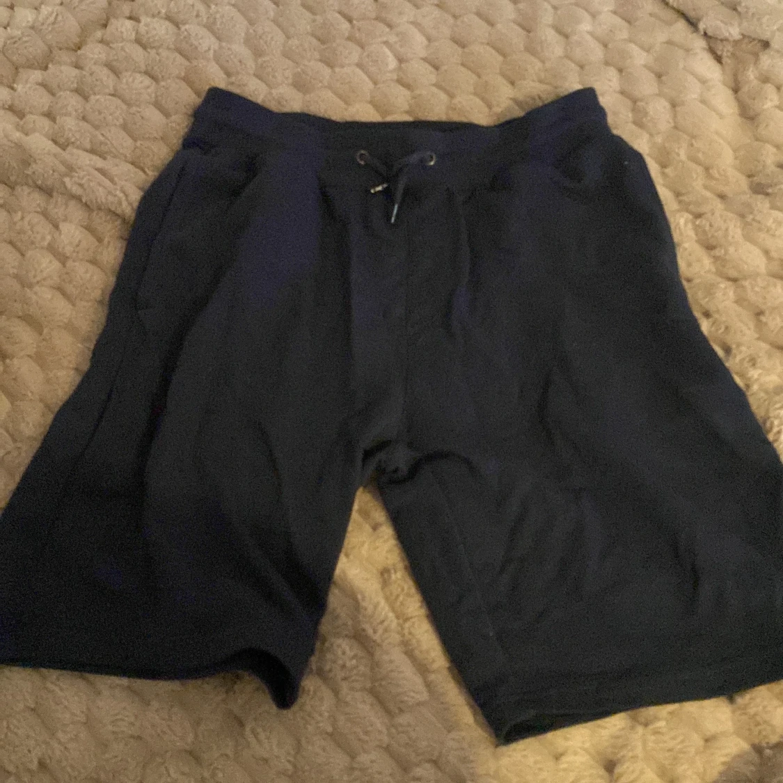 Mörkblå mjuka shorts med snörning