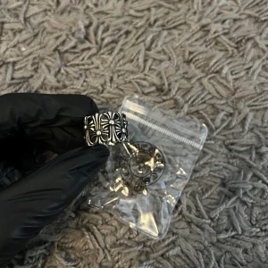 CHROME HEARTS RING - hej, säljer denna ring ifrån chrome hearts som är i riktigt bra kvalité, och riktigt sjuka detaljer. Hör av dig vid fler frågor.