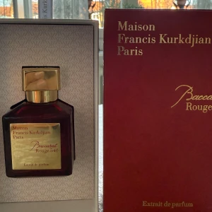 Maison Francis Kurkdjian Baccarat Rouge - Exklusiv parfym med lyxig känsla från Maison Francis Kurkdjian. Baccarat Rouge 540 Extrait de Parfum. Tillverkad i Frankrike. Perfekt för dig som vill sticka ut och addera något unikt till din stil. Den är i 70 ml och är helt ny!