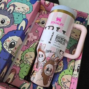 Stanley Quencher H2.0 Flowstate Tumbler 40oz Limited Edition - Stanley Quencher H2.0 Flowstate Tumbler 40oz i limiterad utgåva med färgglad, unik design och originalförpackning. Perfekt för dryck hela dagen, robust och isolerad. Produkten ser helt ny ut utan synligt slitage eller defekter.