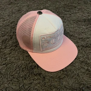CHROME HEARTS KEPS  - hej, säljer denna chrome hearts keps. kepsen är i nyskick och i väldigt bra kvalite! Hör av dig vid fler frågor!