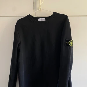 Stine Island tröja - Jag säljer en stilren tröja från Stone Island i storlek M. Den är i väldigt bra skick eftersom den inte har blivit använd så länge. Pris går att diskuteras vid snabb affär