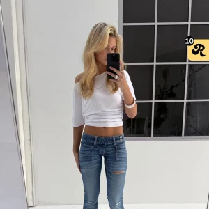 Blå bootcut jeans med slitningar - Säljer mina blåa Gina tricot jeans då dom är förstora för mig. Använda en gång så inga fel med dom. Jätte sköna, snygga och låg midjade! Skriv gärna om ni har prisförslag eller frågor!!
