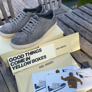 Axel arigato skor - Ett par Axel arigato i slitet skick, se bilder. Original skokartong med klistermärken samt påse medföljer.