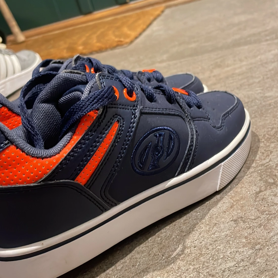 Heelys sneakers med hjul, marinblå/orange - 2