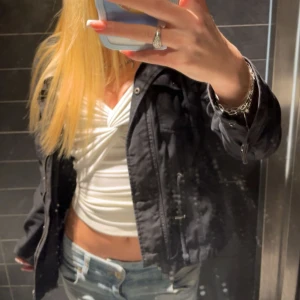 Svart jacka  - Svart jacka från hm med fina detaljer 