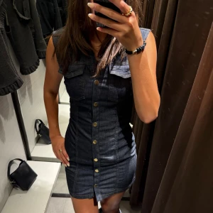 Kort jeansklänning - Superfin oanvänd jeansklänning, säljer då den inte används, har prislapp kvar och är slutsåld på hemsidan. Storlek XS men passar mig som vanligtvis har S