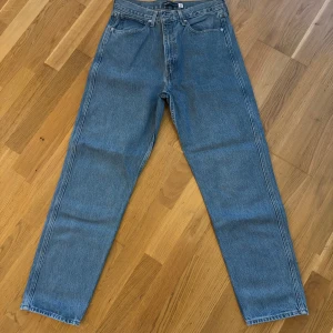 Levi's 501 Column Pant jeans blå - Levi's Made & Crafted 501 Column Pant i klassisk blå denim. Hög midja och rak passform med fem fickor och knappgylf. Tillverkade av 100% ekologisk bomull för en schysst känsla och stilren look.