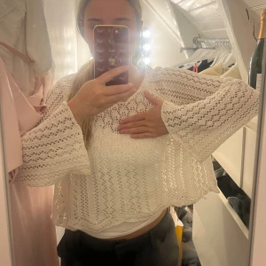 Vit virkad croppad blus - Superfin vit virkad blus med vida ärmar och croppad passform. Blusen har ett snyggt spetsmönster🤍