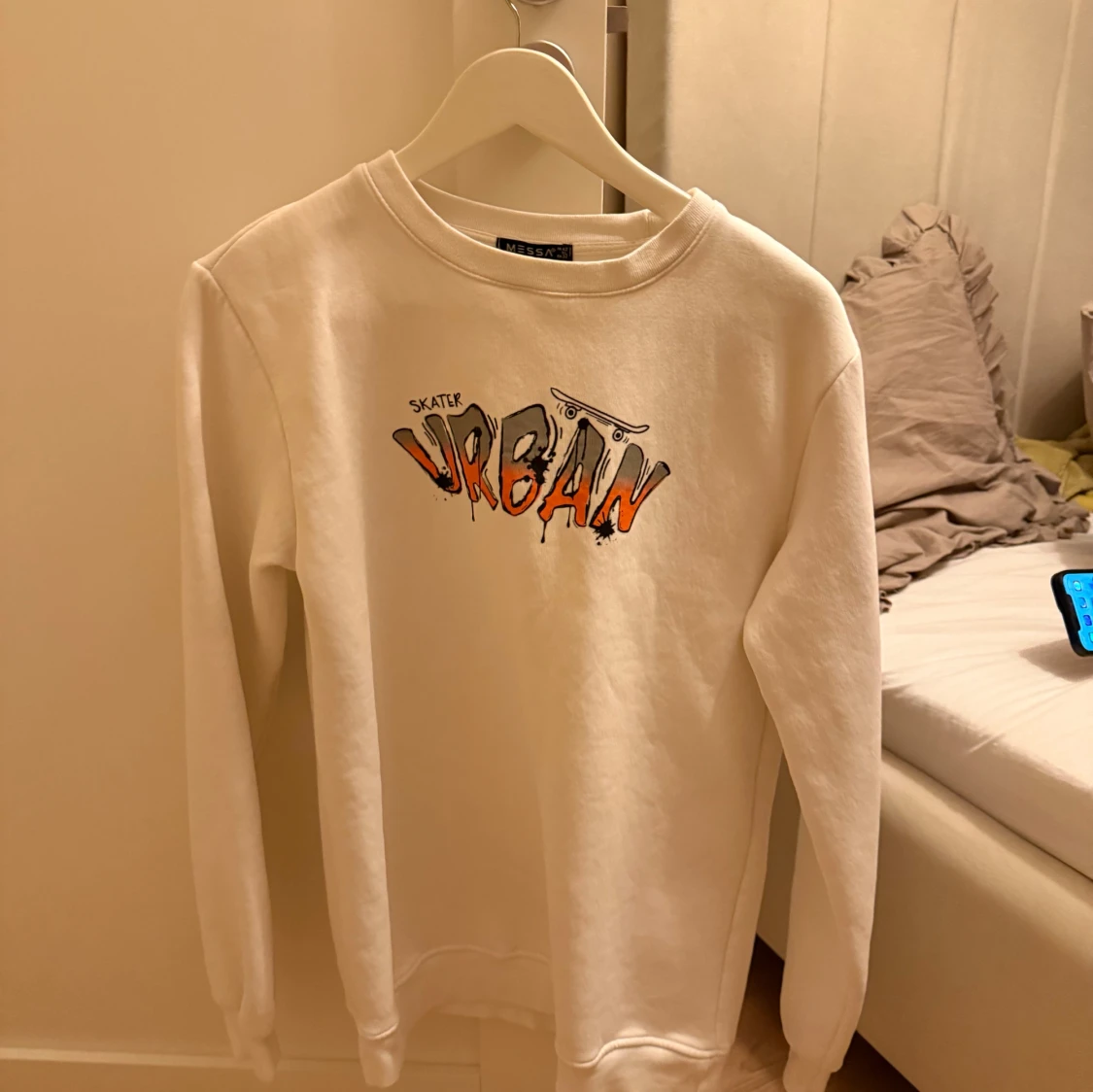 Vit sweatshirt med graffiti-tryck från Messa - 1