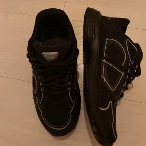 Cd Svarta b30 - Cd svarta b30, jätte lite lila färg längst framme på ena skon men syns knappt, hör av er om ni har fler frågor🫡