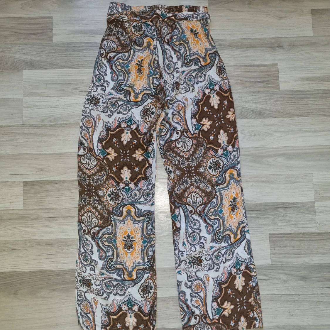 Mönstrade vida byxor från Amisu - 1
