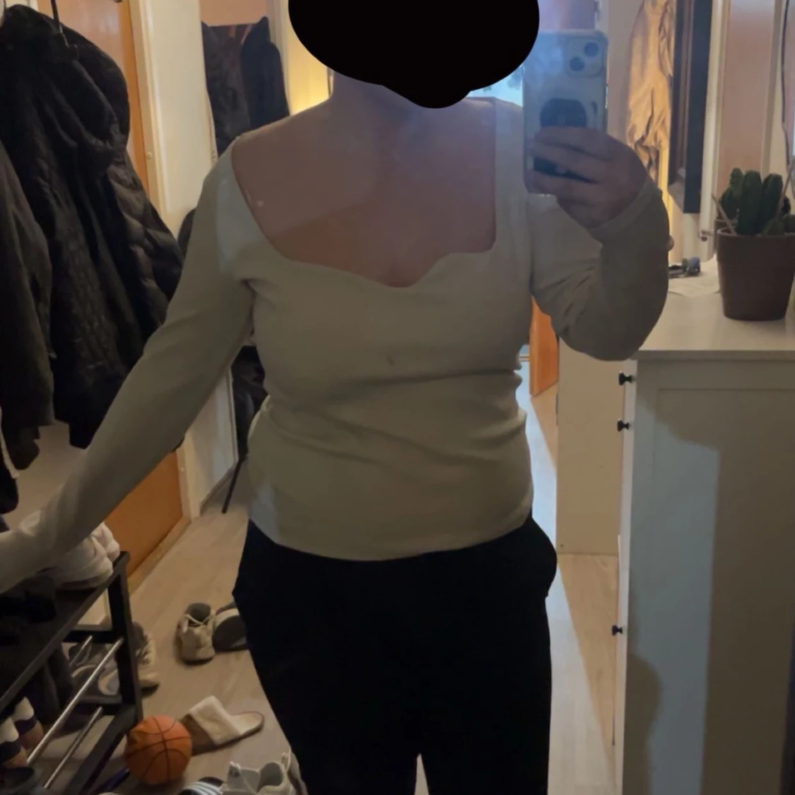 Vit långärmad topp med fyrkantig ringning - 1