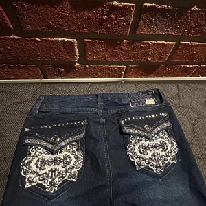 Mörkblå jeans med broderade fickor - Inseam:73cm Waist:69cm Outer legs:99cm