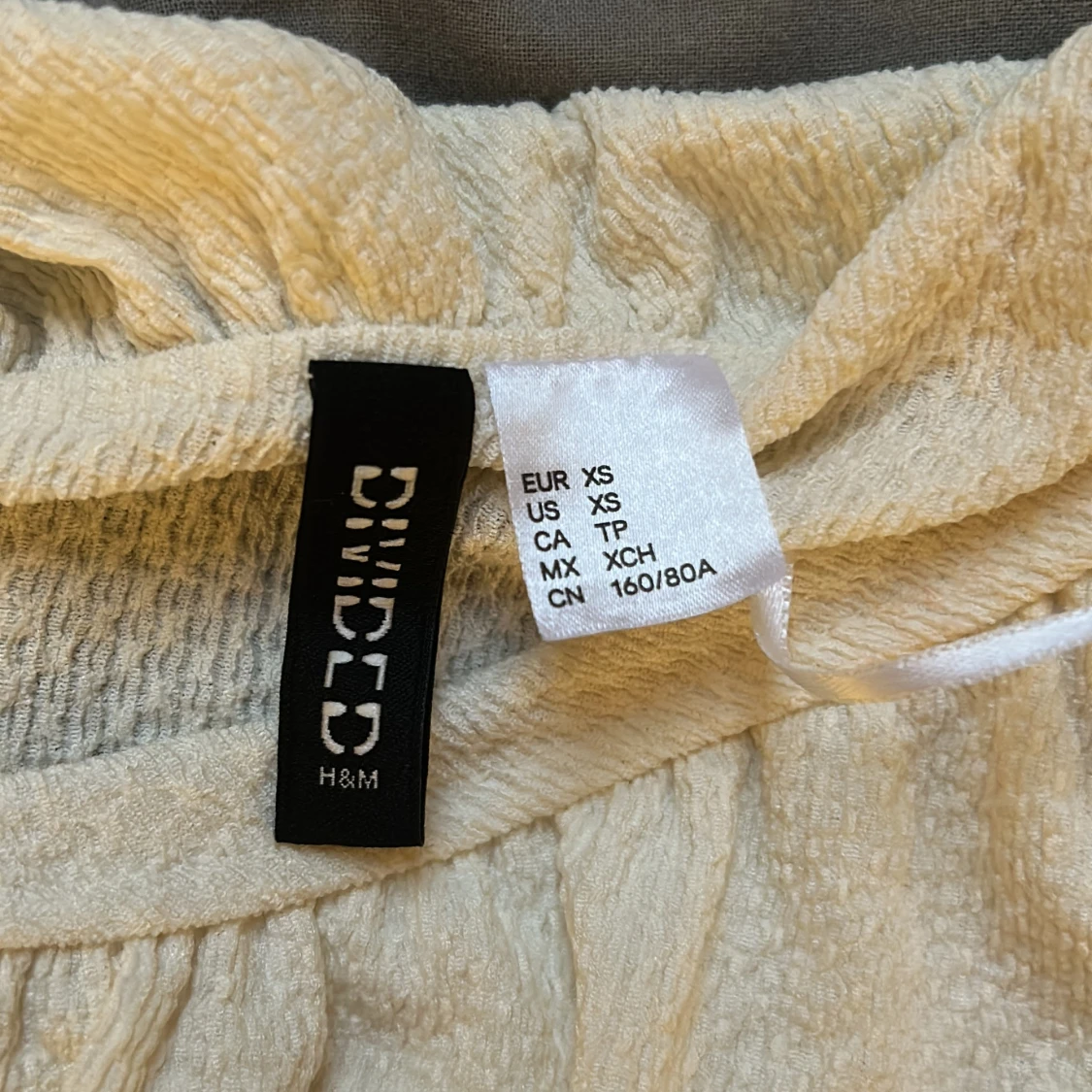 Krämvit oneshoulder topp från H&M - 1