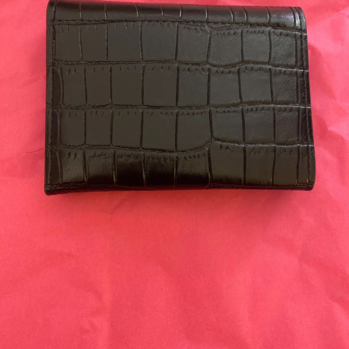 Svart plånbok med gulddetalj  - 1