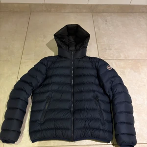 Colmar jacka - Säljer en jätte fin Colmar vinterjacka i prencip som ny inga skador eller något liknande. Jackan är i storlek 16y 172cm skulle säga att den är som XS. Skriv om ni har några andra funderingar.