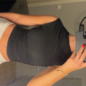 Svart topp - fin svart topp från ginatricot i storlek xxs! säljer då den inte längre kommer till användning. Säljer även en exakt likadan i samma storlek fast i beige!