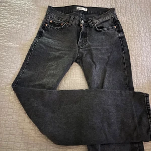Svarta jeans  - Super snygga svarta/gråa raka jeans❣️Tveka inte på att höra av er vid frågor eller funderingar!