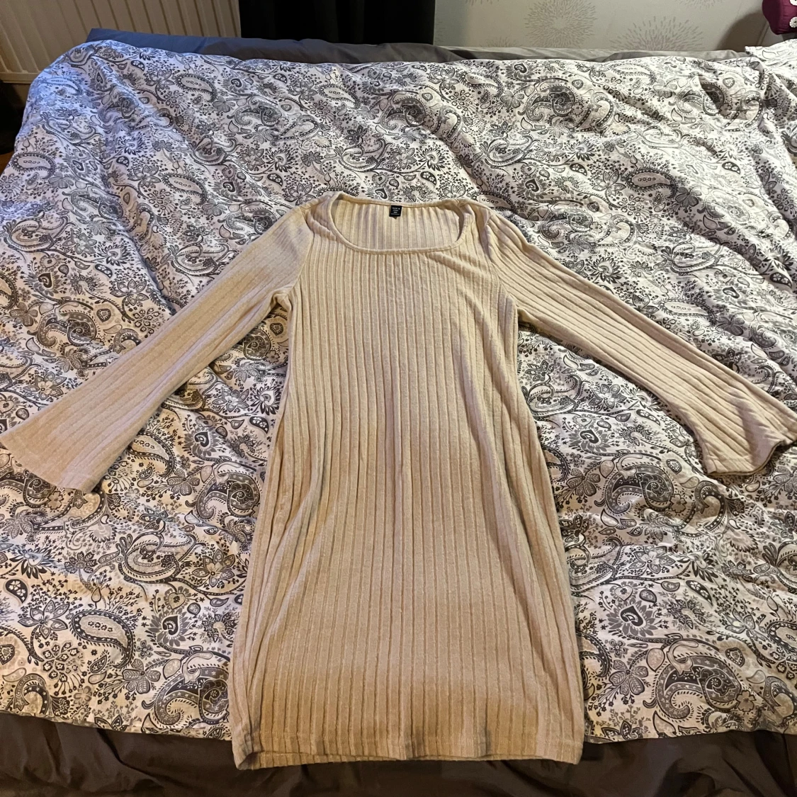 Beige ribbad klänning  - 1