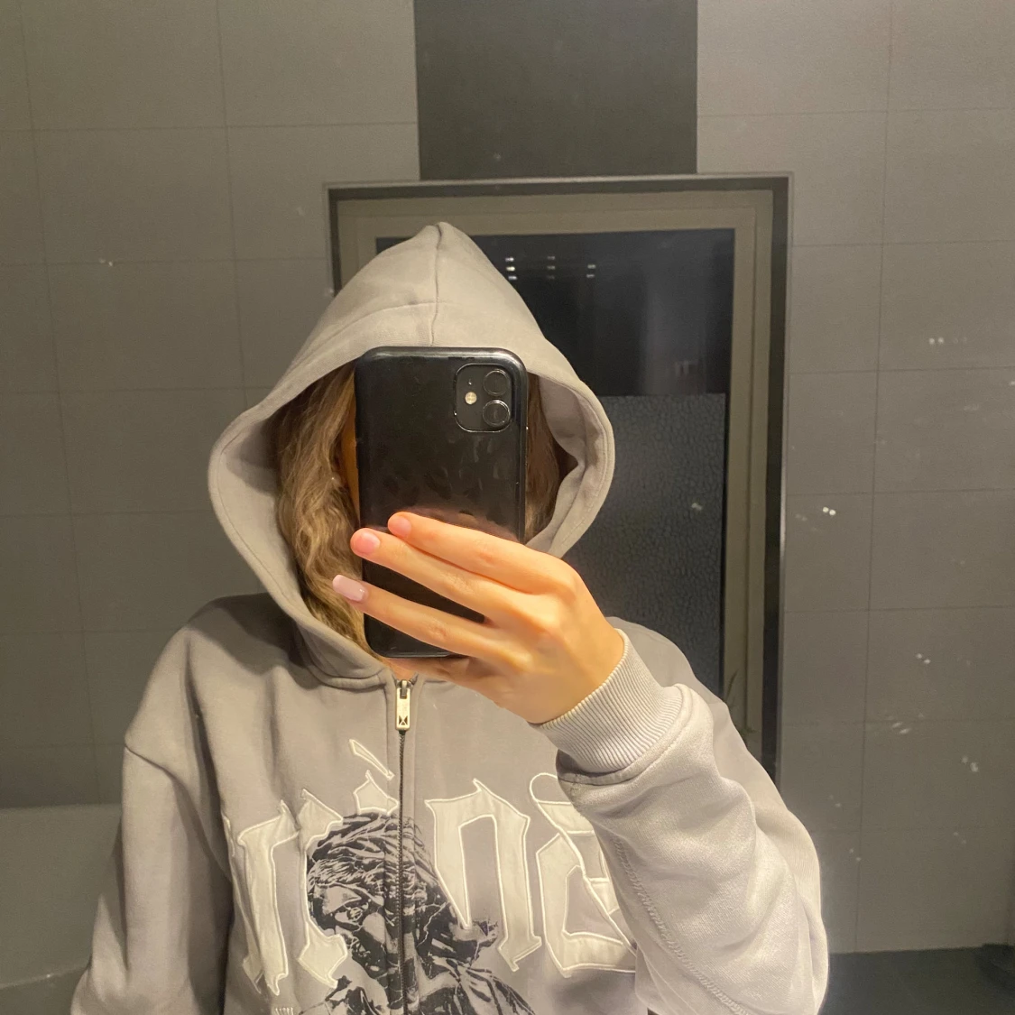 Grå hoodie med tryck och dragkedja - 3