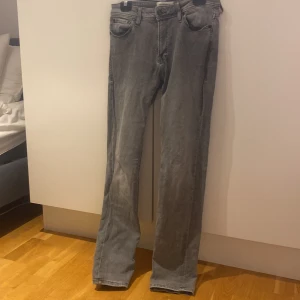 Grå jeans från Stock & Hank W31 L34 - Snygga grå jeans från Stock & Hank i klassisk femficksmodell. Jeansen har raka ben och normal passform, tillverkade i mjukt denimtyg. Perfekta för dig som gillar en stilren och enkel look. Midjan är normal och färgen är en tvättad grå nyans.
