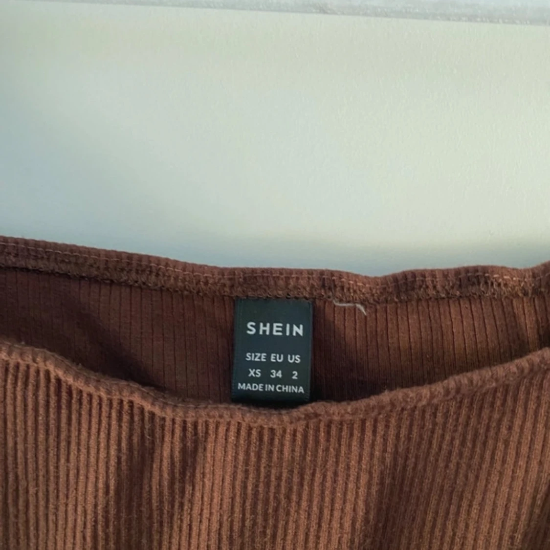 Brun ribbad topp med utsvängda ärmar - 2