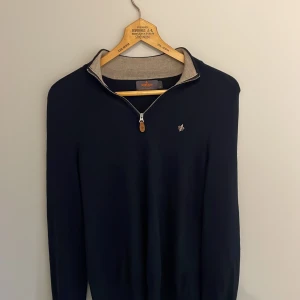 Mörkblå stickad halfzip från Morris - Snygg mörkblå stickad tröja från Morris med halfzip i storlek M! 🙌 Perfekt inför hösten och knappt använd, som ny! 😊