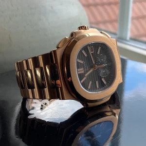 Nautilus Rosé Guld ref. 5980/1r-001 - Reservation!! Otroligt vacker super clone från noob factory! Köpt för ca 8000kr! Bra tyngd och fin kvalité på klockan i 316L stål med safir glas samt det automatiska 7750 urverket. Endast Klocka säljes med extra länkar. Sparsamt använd fåtalet gånger. Kan diskutera pris vid snabb affär!