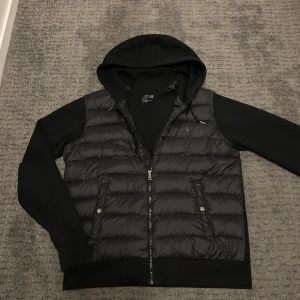 Ralph lauren Cardigan - Säljer nu en riktigt fet Ralph lauren cardigan. Storlek L passar runt 180 cm. Cardiganen har en liten defekt vid dragkedjan och vid vänstra fickan men annars som ny. Om du har några funderingar så är det bara att fråga på! ❇️