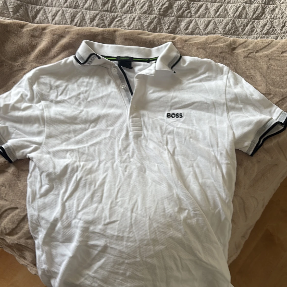 Vit piké från BOSS med svarta detaljer