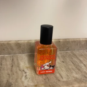 Hello Kitty and Friends parfym💕 - Limited edition parfym med Hello Kitty och vänner på flaskan. Volym: 30 ml. En blandning mellan snowfairy och super milk. Endast testad annars helt ny💕🌸nypris: 485kr