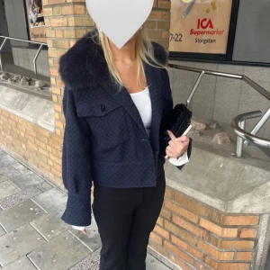 Meotine jacka  - Nyskick!! Jätte fin jacka. Använt några gånger men kommer sällan till användning❤️(storleken är Xs/S. Men skulle säga att den sitter som en vanlig s. Skriv om ni har fler frågor eller vill ha fler bilder! Pris går att diskuteras såklart!